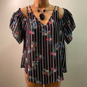 🛝⬇️ EUC Sienna Sky Size Small Floral Print Black and White Blouse